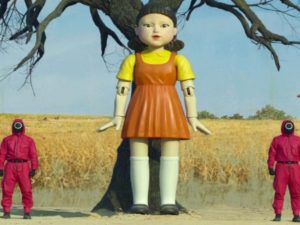 В Сеуле установили 4-метровую куклу из «Игры в кальмара»