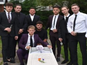 В Британии приятели устроили настоящие похороны своему другу, которого давно не видели
