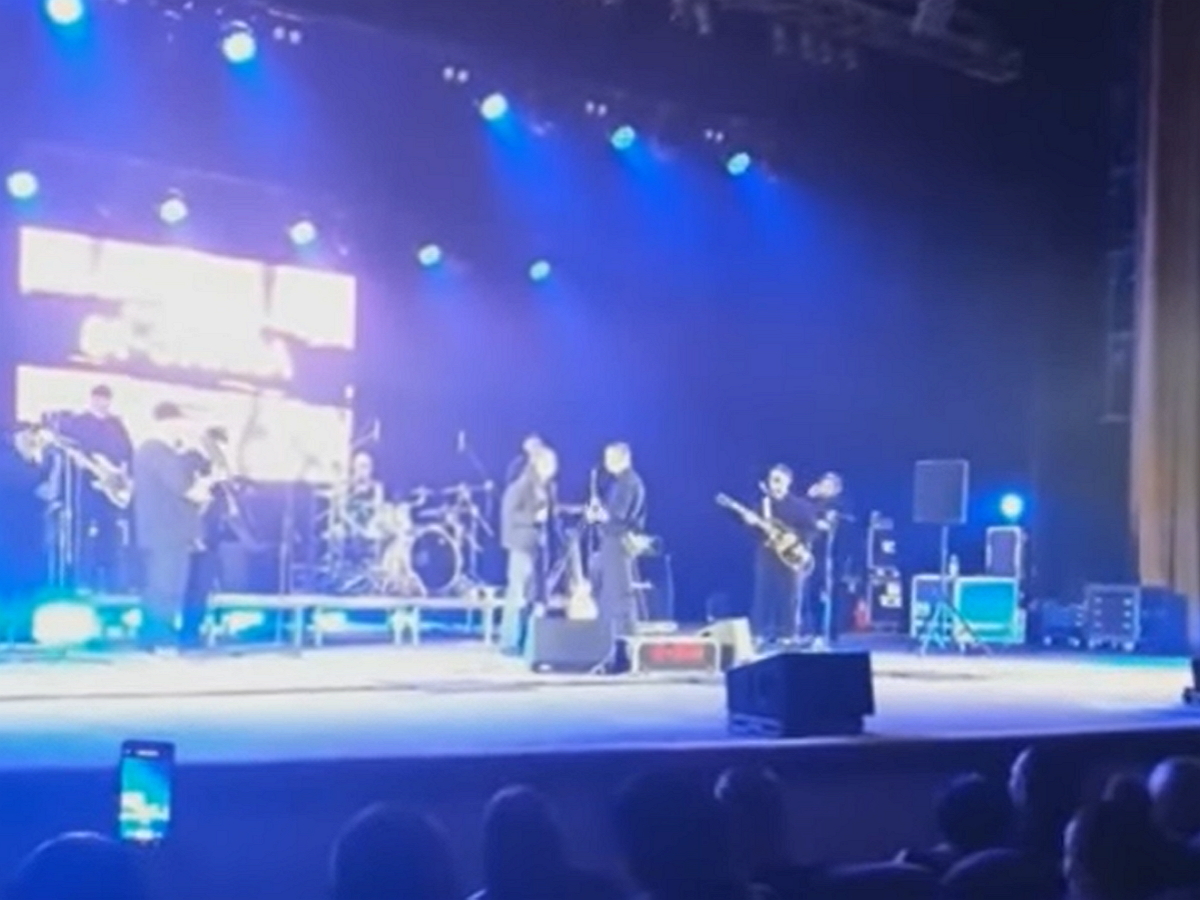 Экс-солист группы «Ляпис Трубецкой» подрался с фанатом на сцене