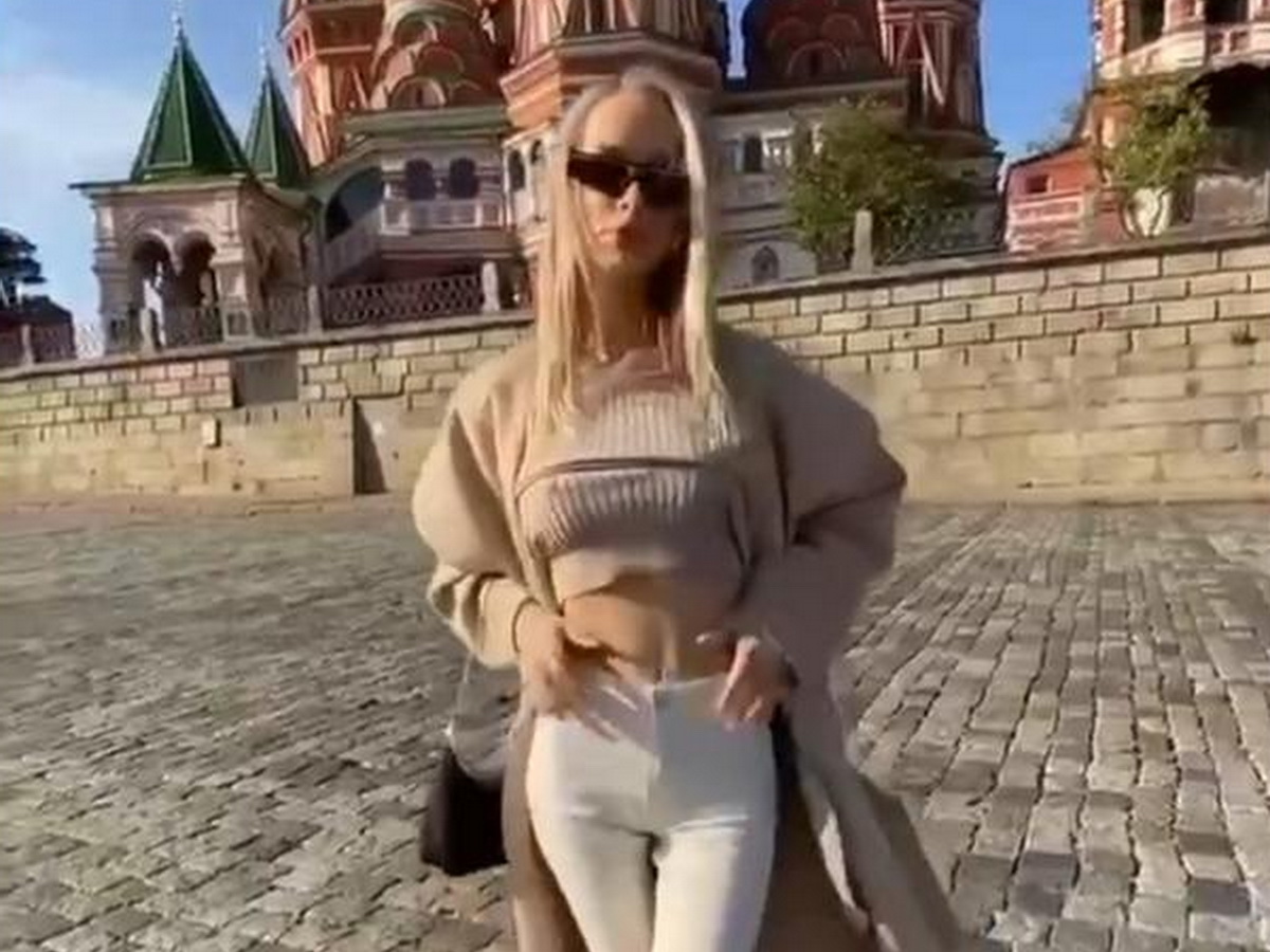 Модель Лола Бинни показала грудь на Красной площади
