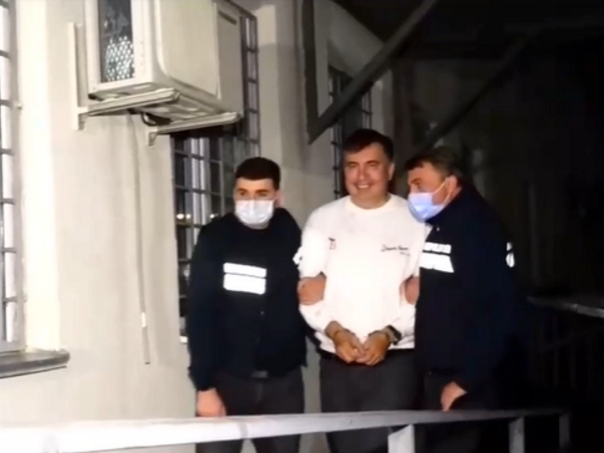 “С улыбкой на лице”: в Сети появилось видео задержания Михаила Саакашвили в Тбилиси