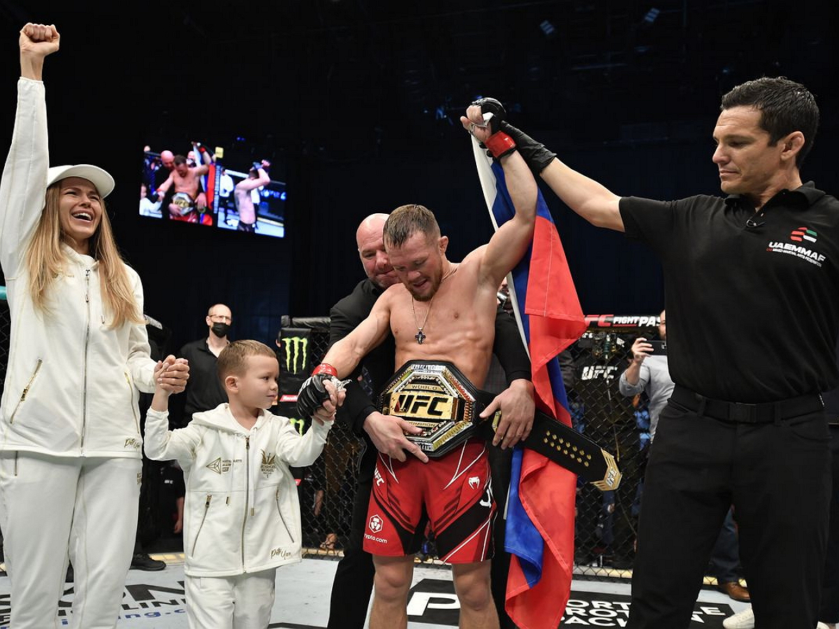 Петр Ян одержал победу над Кори Сэндхэгеном, завоевав пояс UFC