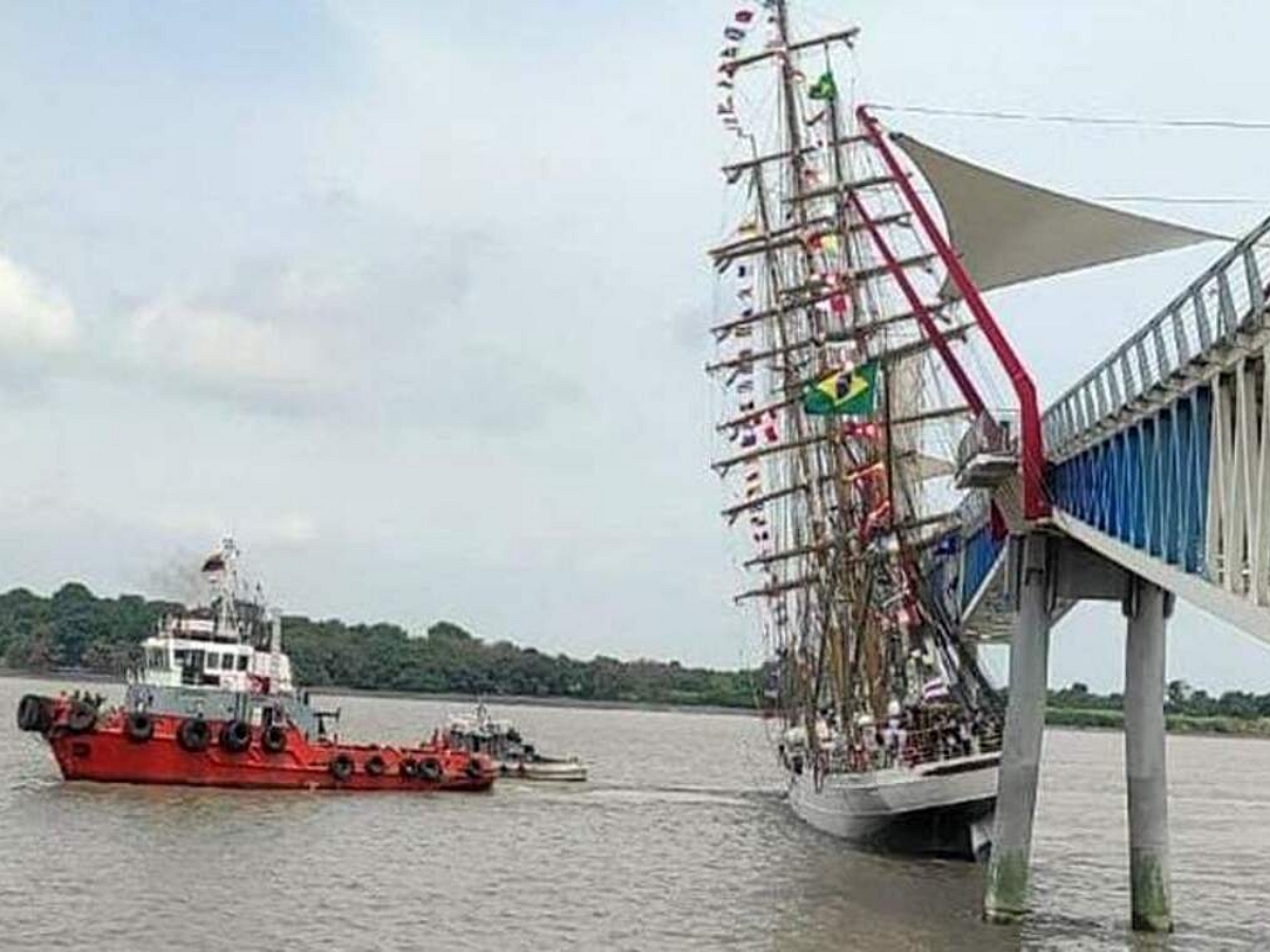 Бразильский парусник протаранил мост в Эквадоре