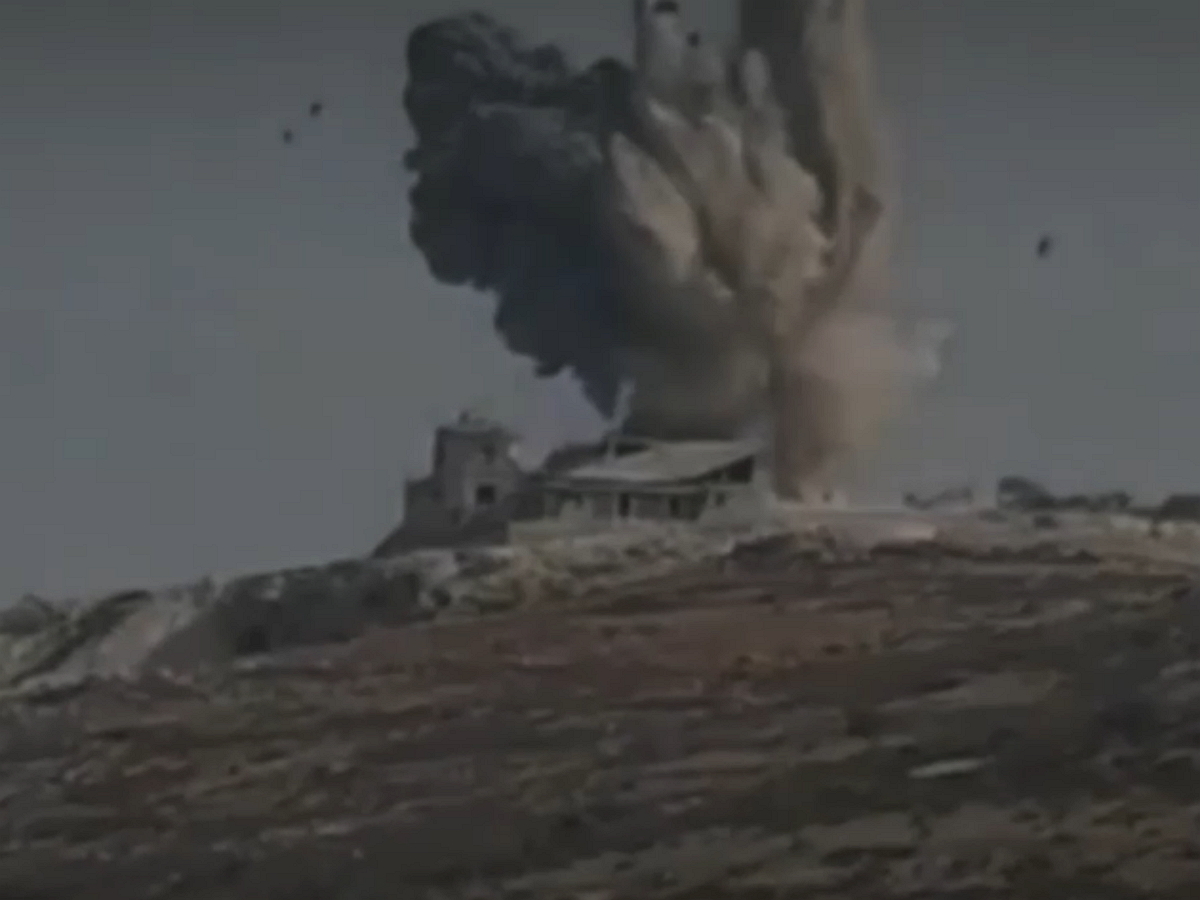 Эпичный взрыв от авиаудара Су-34 по боевиками в Сирии засняли на видео в замедленном действии