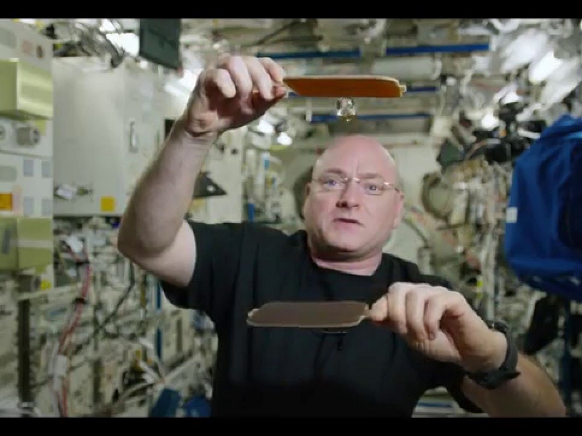 Американский астронавт показал космический пинг-понг водяными шариками