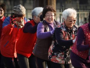 Китайских старушек, танцующих на площадях, разгоняют с помощью специальных пультов