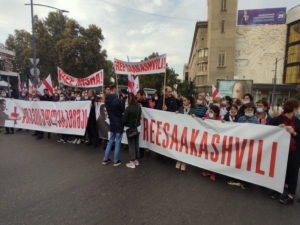 Многотысячная толпа сторонников Саакашвили вышла на митинг в Тбилиси