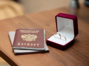 Девушка за 40 минут восстановила съеденный собакой паспорт и успела выйти замуж