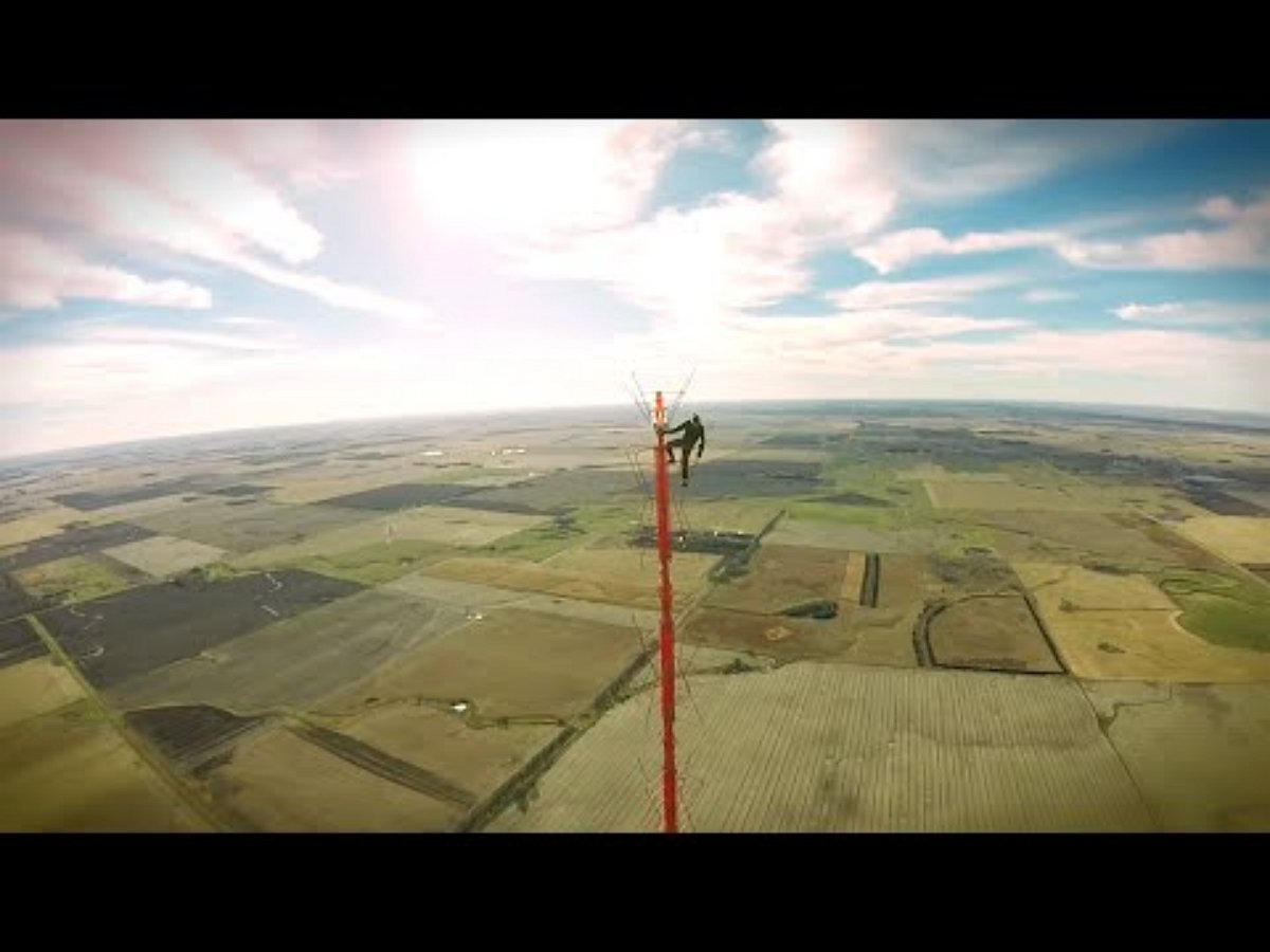 Экстремал поднялся на высоту 475 метров без страховки