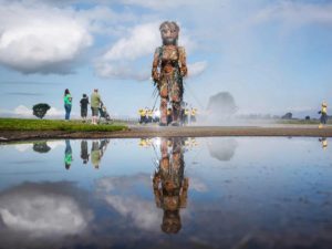 10-метровая марионетка ходит по городам Шотландии