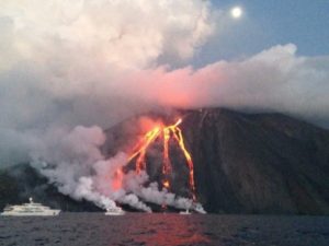 В Италии начал извергаться вулкан Стромболи