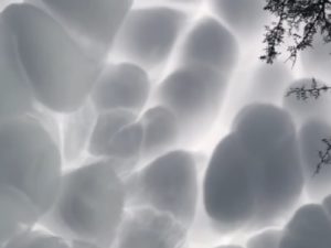 Необычные облака попали на видео