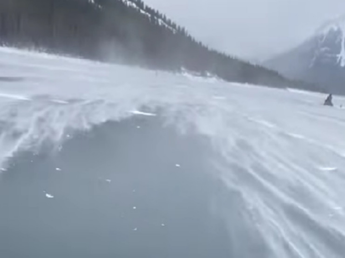 Мощный ветер покатал рыбака по замерзшему озеру прямо на стуле