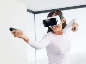 Девушка, играя в виртуальной реальности, болезненно столкнулась с суровой действительностью