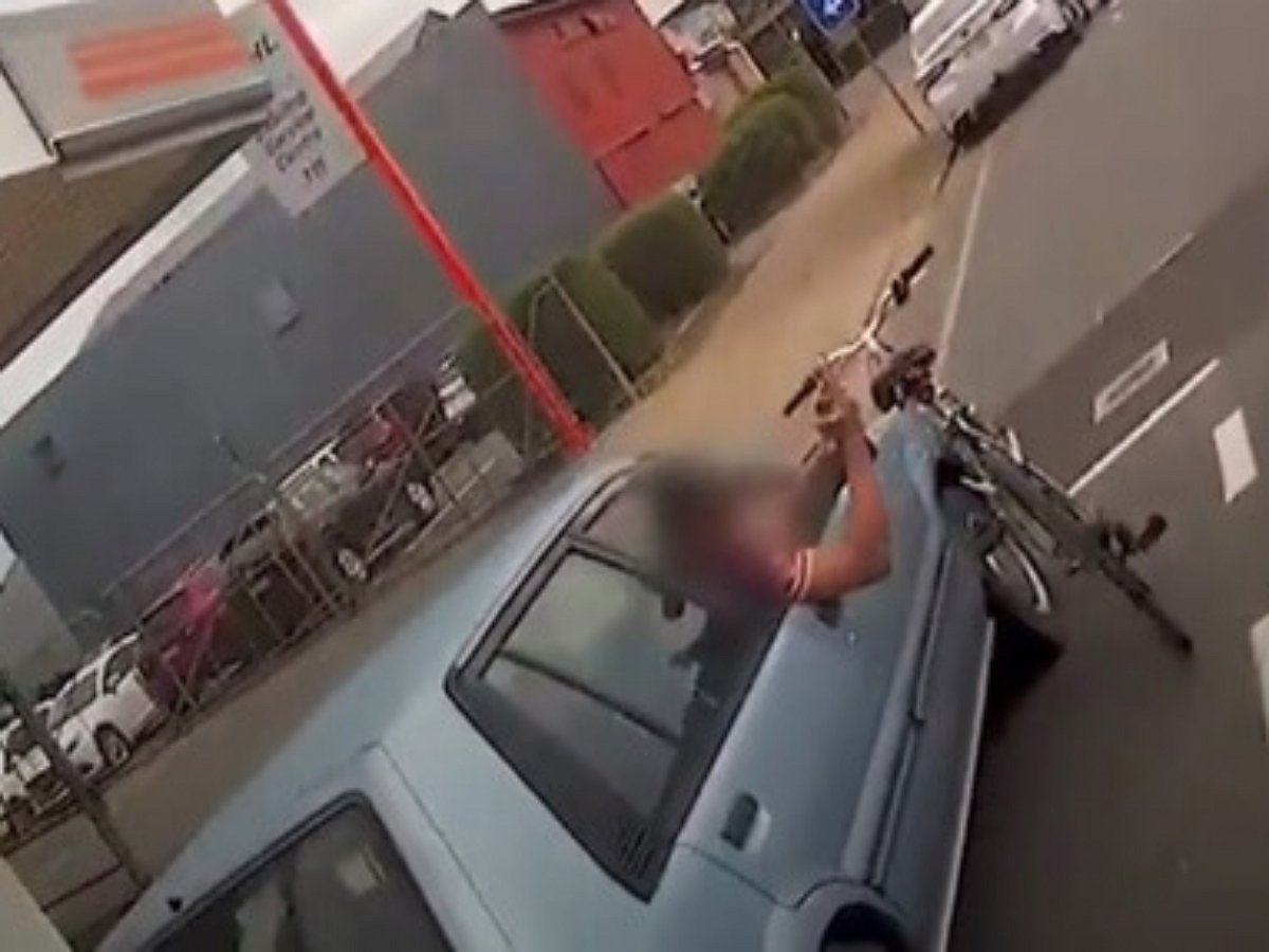 Водитель вел велосипед, не выходя из-за руля автомобиля