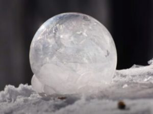 Замораживая мыльные пузыри можно увидеть настоящую зимнюю сказку