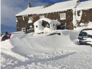 Полсотни людей на три дня замело снегом в британском пабе