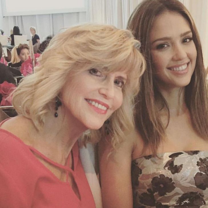 Знаменитости со своими мамами