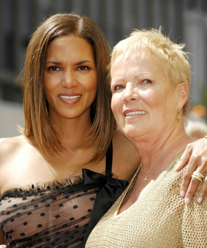 Знаменитости со своими мамами