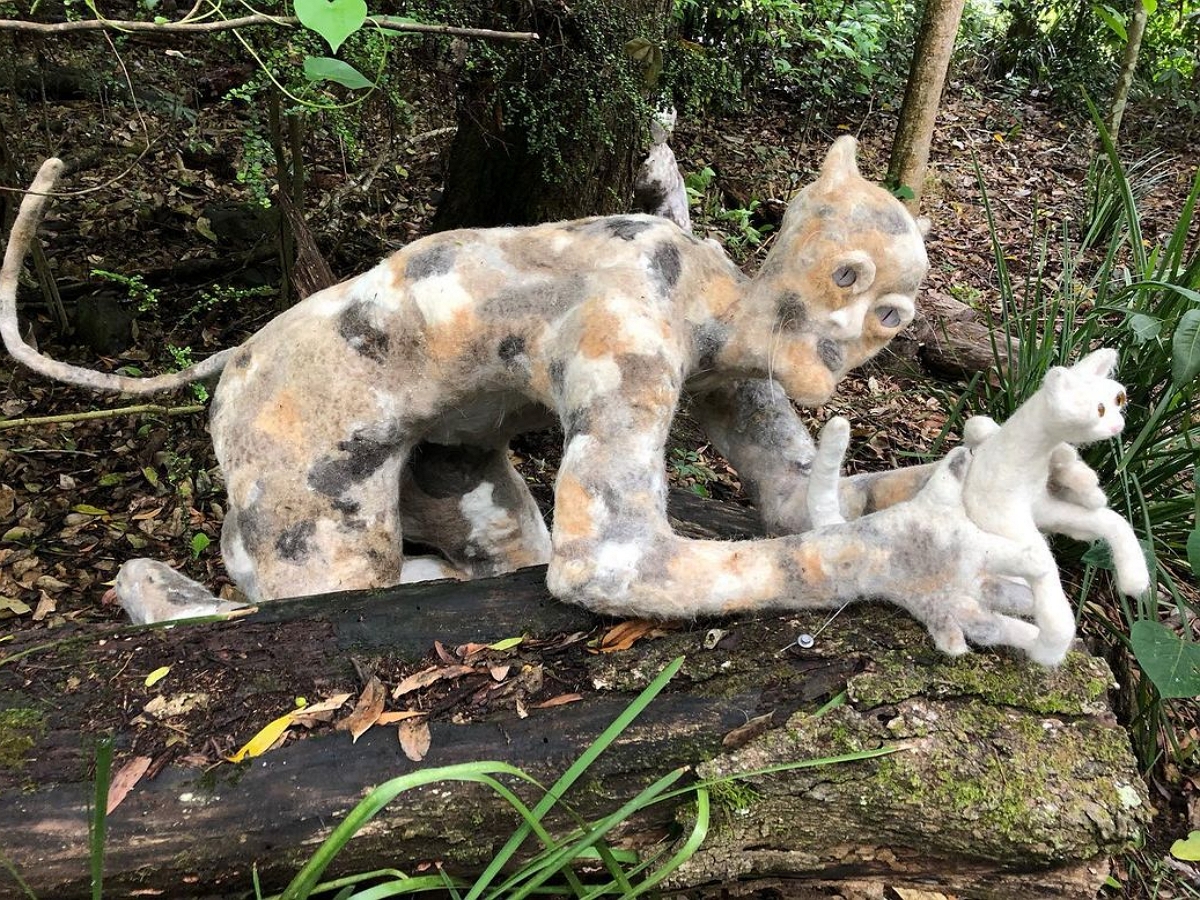 Человекообразные скульптуры из кошачьей шерсти в лесу привели в ужас местных жителей