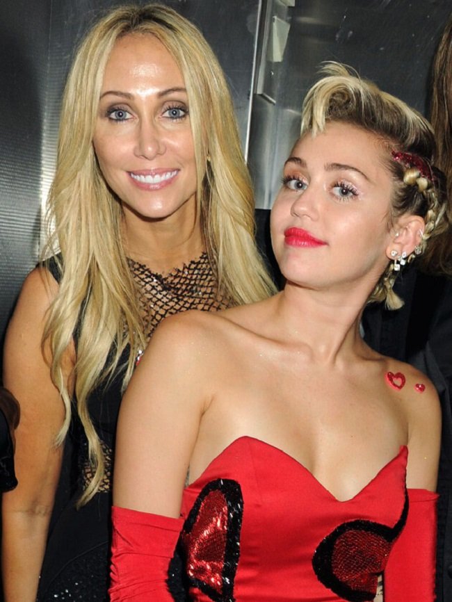 Знаменитости со своими мамами