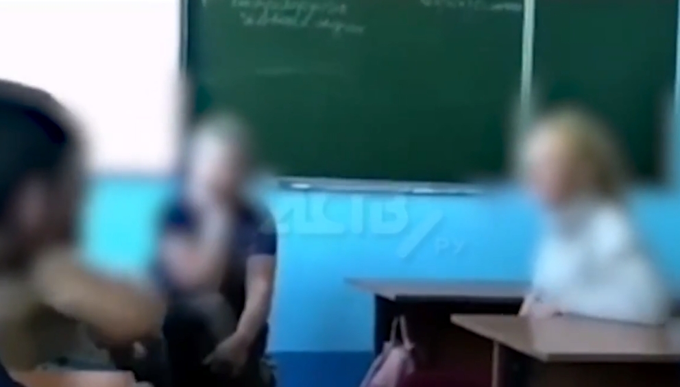 На Сахалине учительница на уроке сыграла со школьниками в игру на раздевание