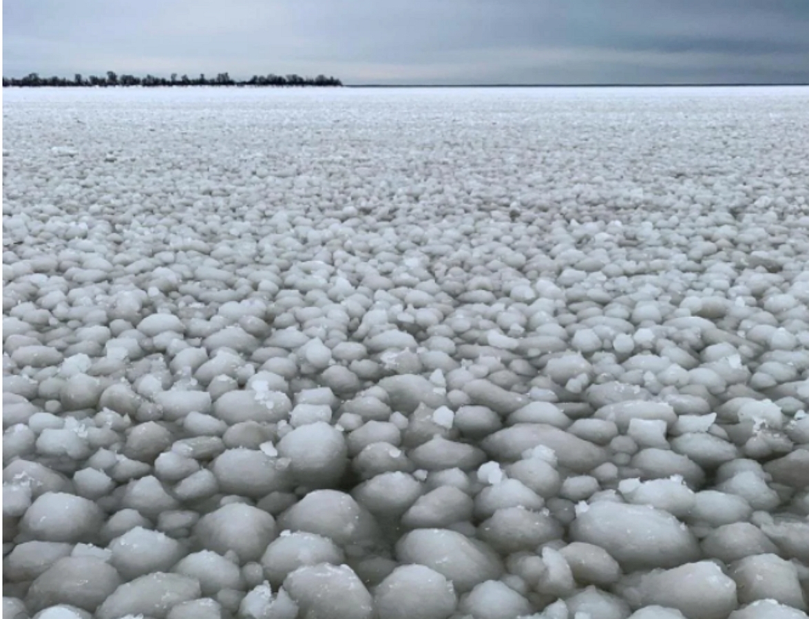 Канадское озеро покрылось ледяными шарами