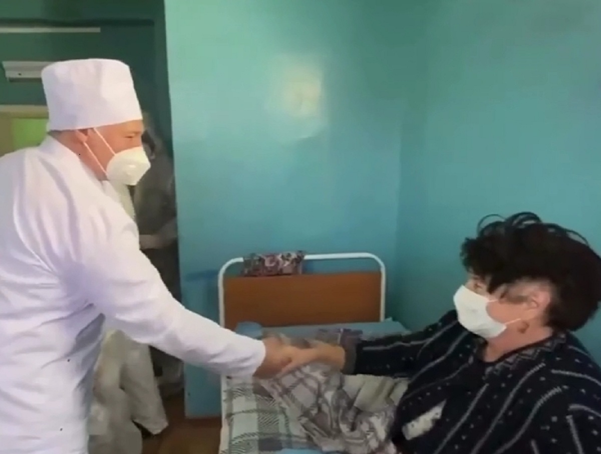 «Живой я»: Лукашенко снял маску в COVID-госпитале и пожал руку пациентке