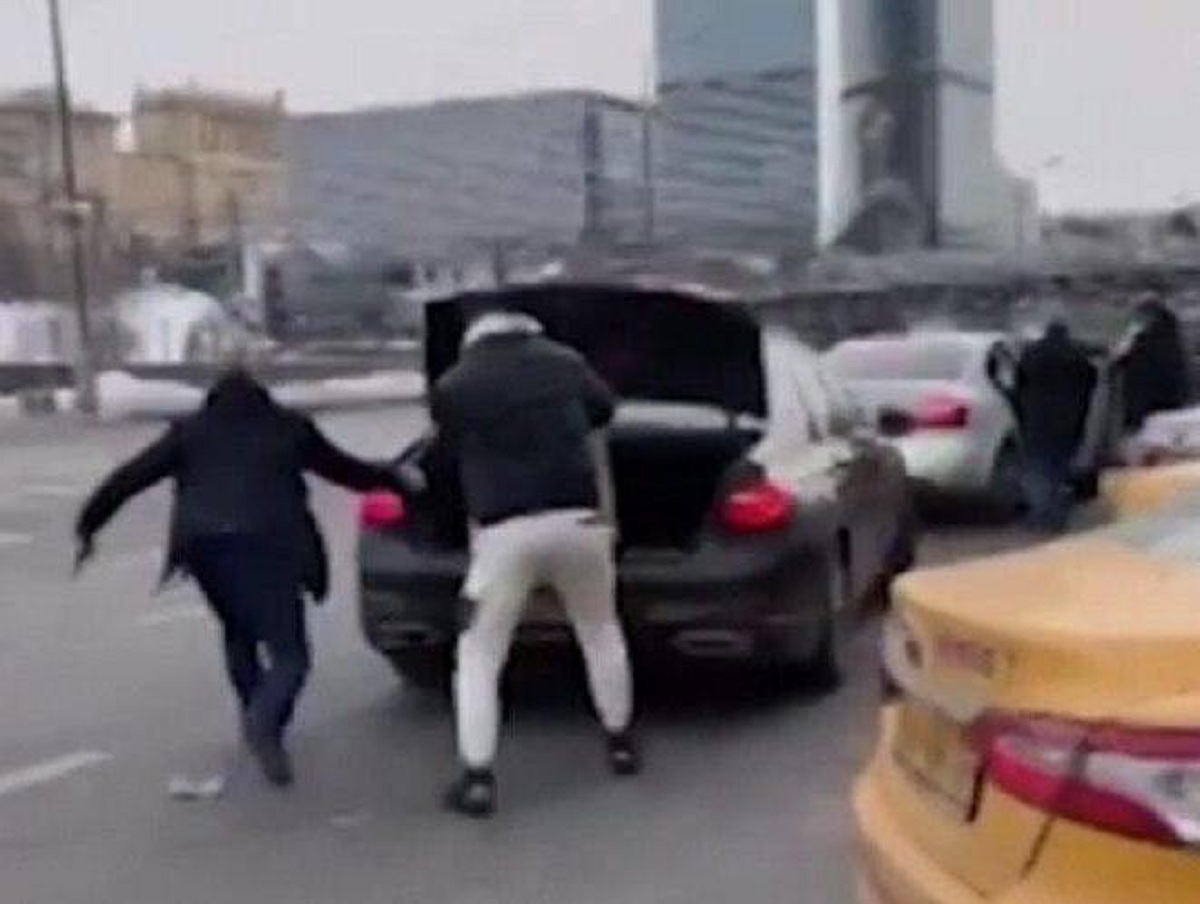 Блогеры, угнавшие такси в Москве ради пранка, получили реальные сроки