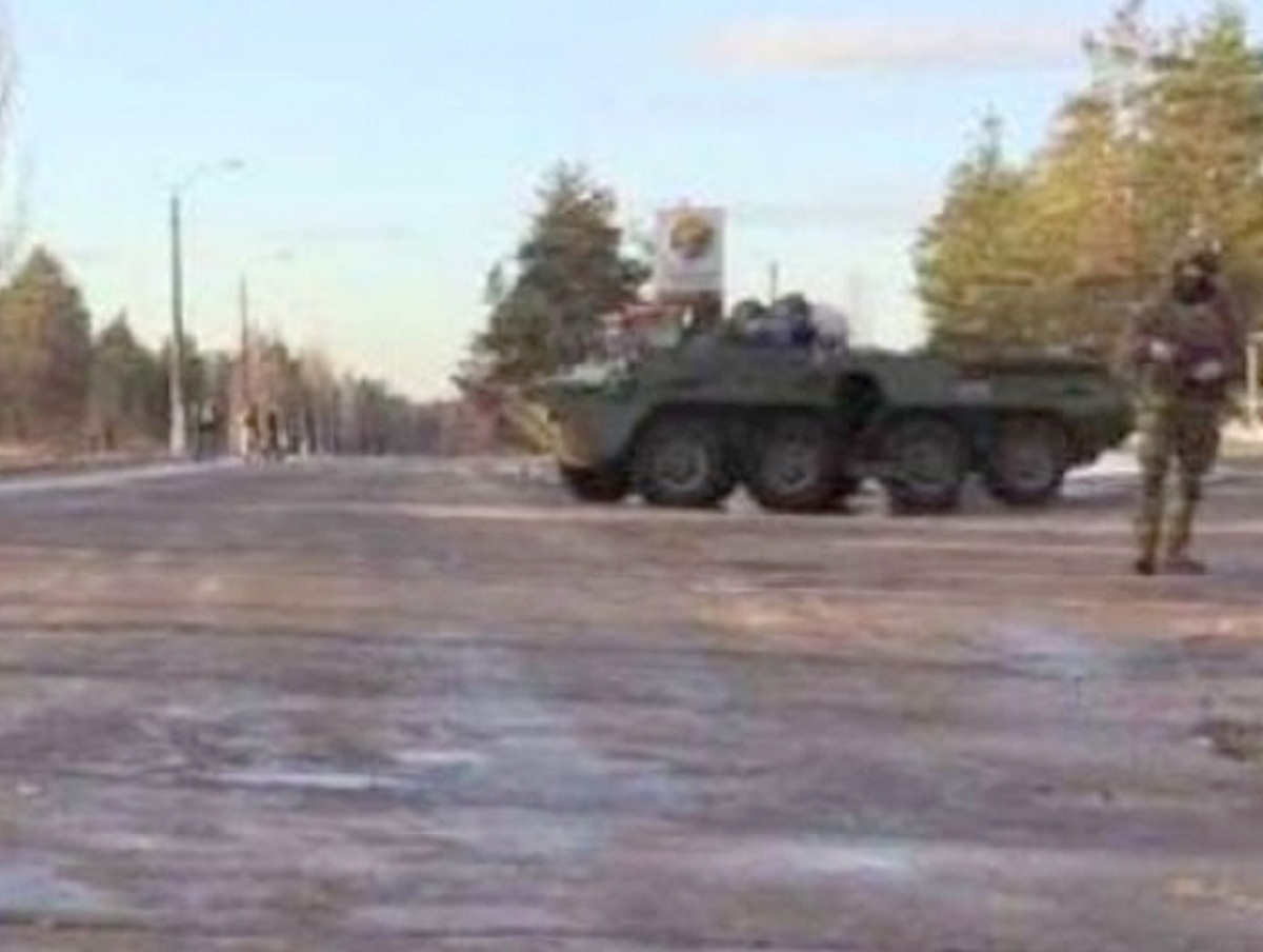 Украинскую бронетехнику заметили всего в 8 км от Луганска