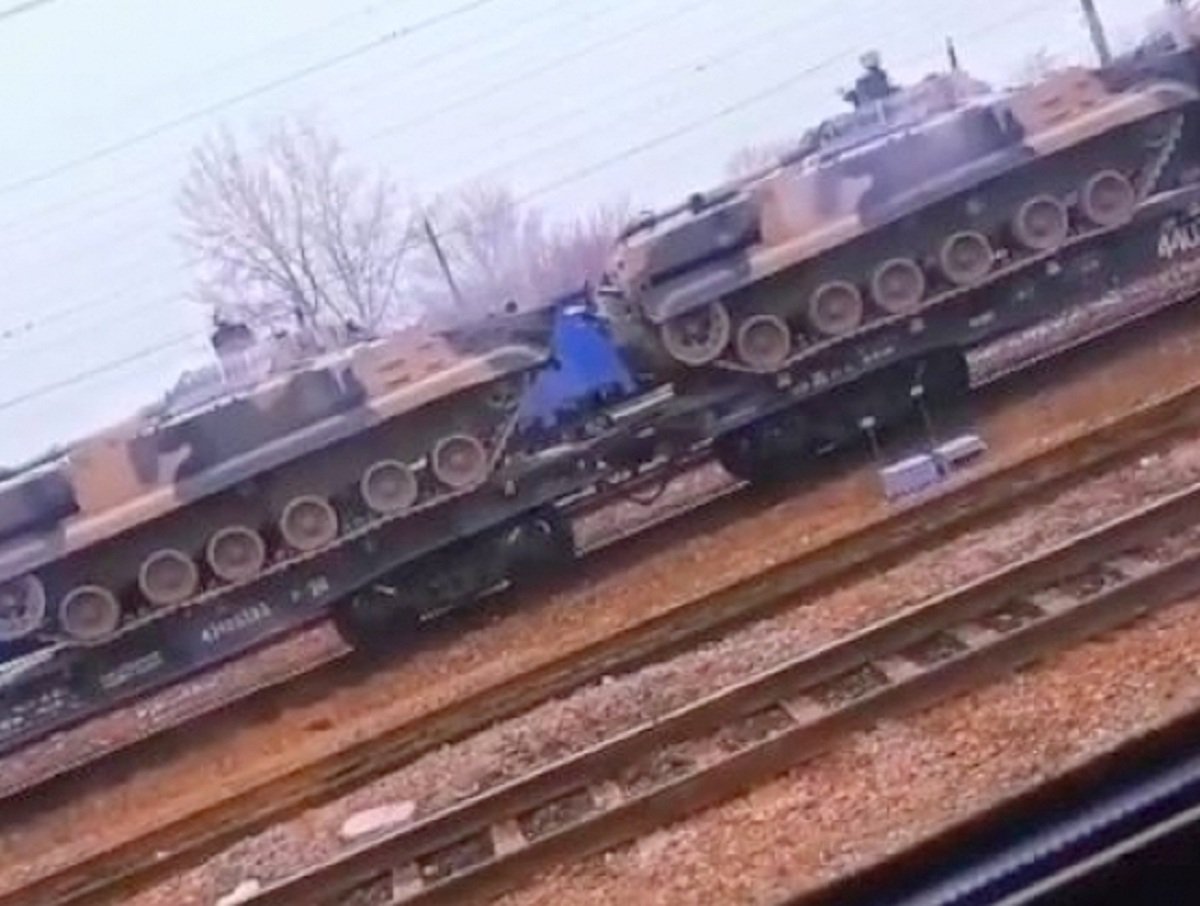 Огромный состав с бронетехникой России заметили в 27 км от границы с Украиной