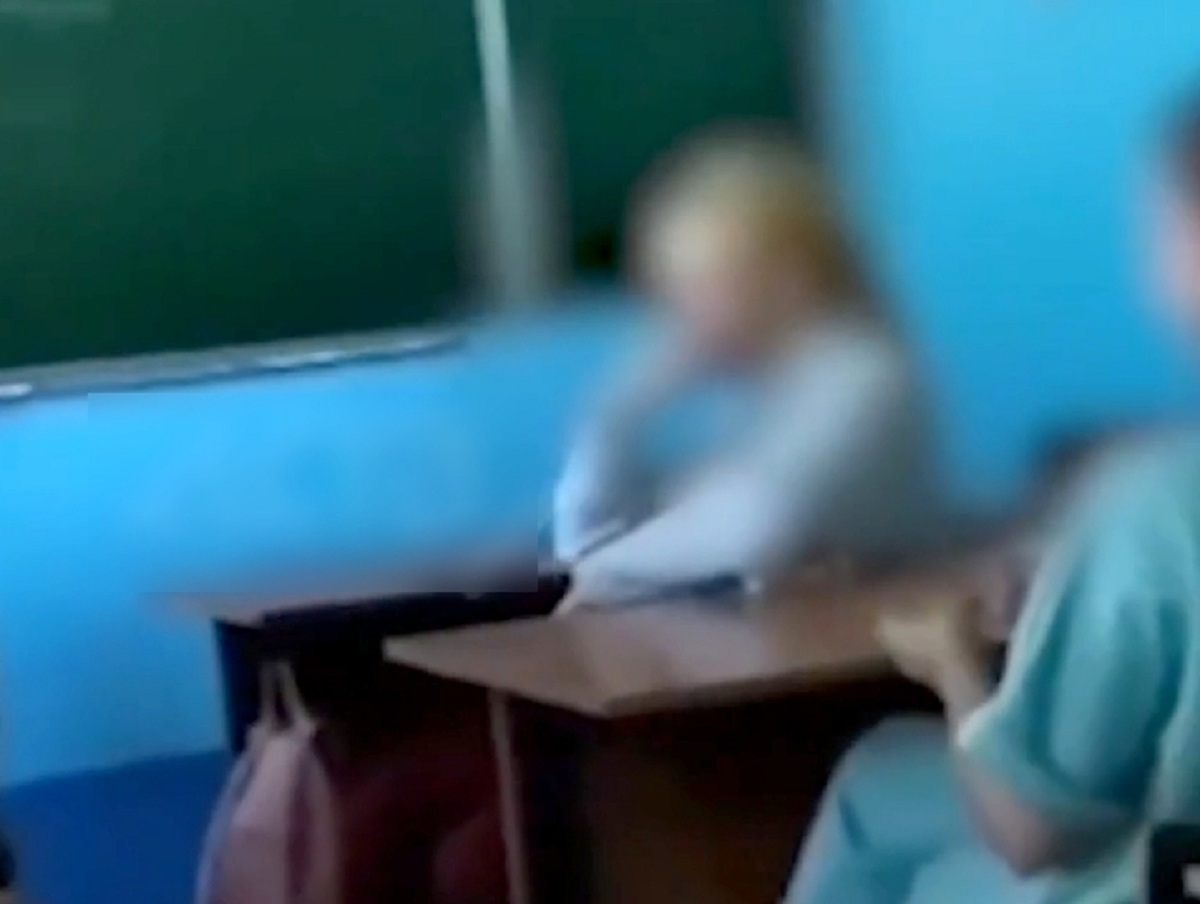 На Сахалине учительница на уроке сыграла со школьниками в игру на раздевание