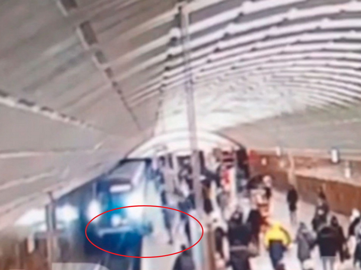 В Москве мужчина погиб в метро, спасая прыгнувшего под поезд пассажира