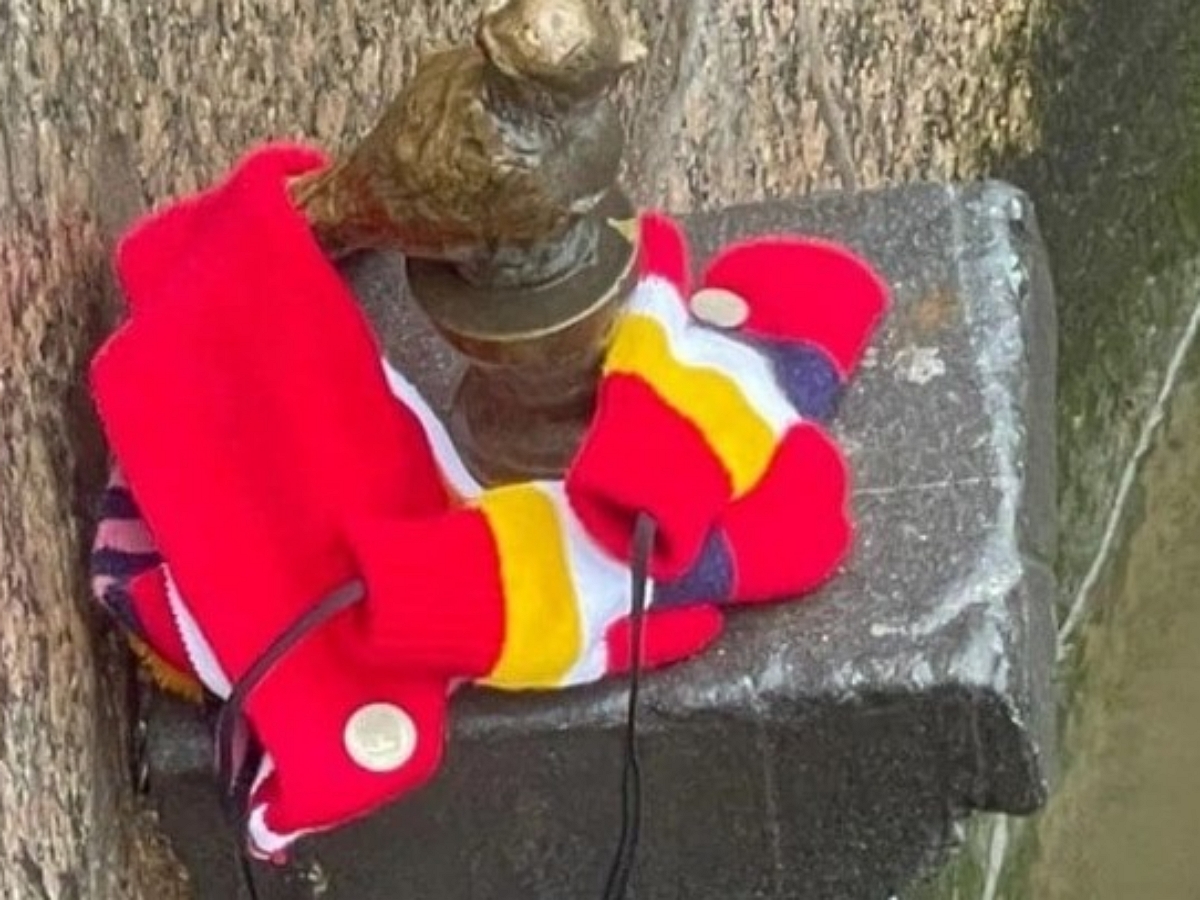 Чижика-Пыжика в Петербурге утеплили на зиму шарфом и варежками