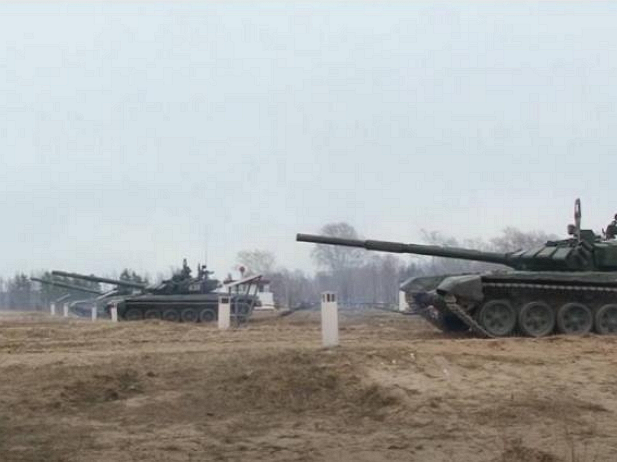 СМИ: сотни российских танков переброшены к украинской границе для атаки позиций ВСУ
