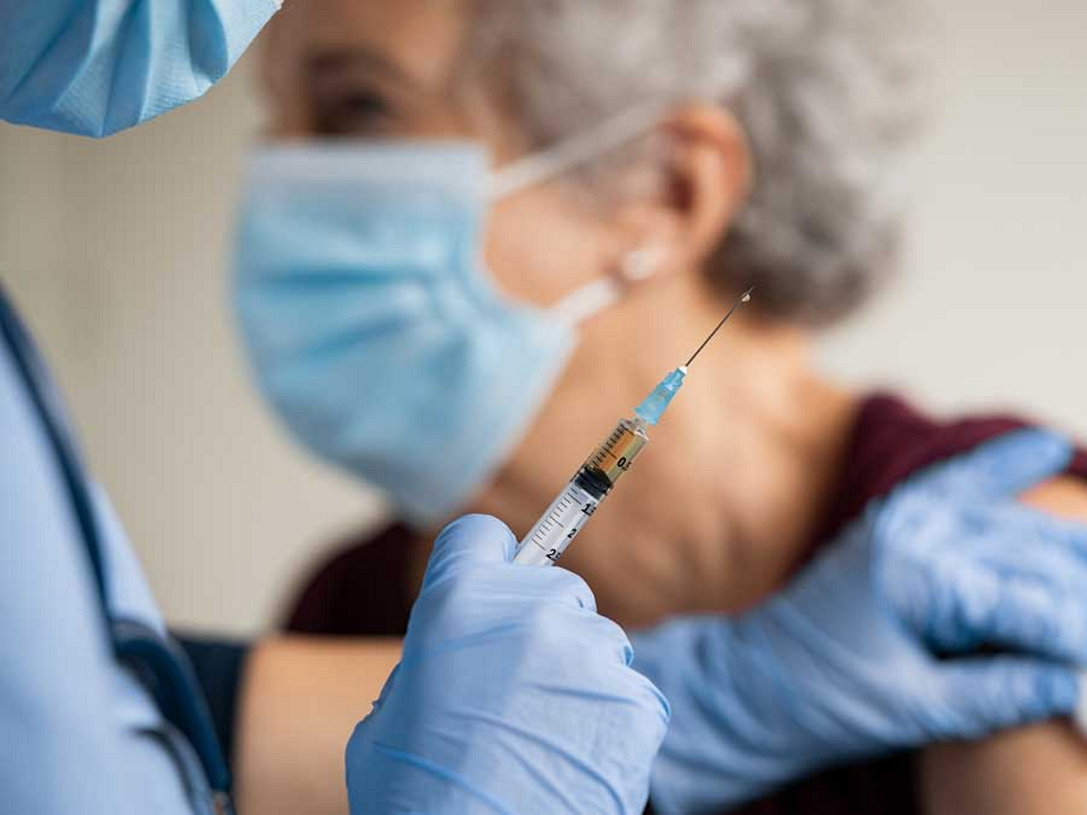 В Санкт-Петербурге введена обязательная вакцинация от COVID-19 для людей старше 60 лет