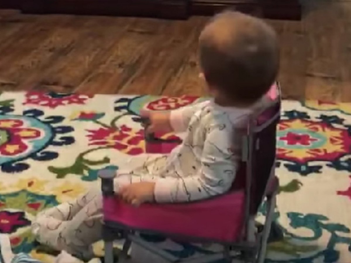 Малышка уморительно пытается найти свой стульчик