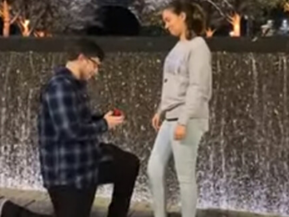 Неловкий парень, делая предложение своей девушке, уронил кольцо в фонтан