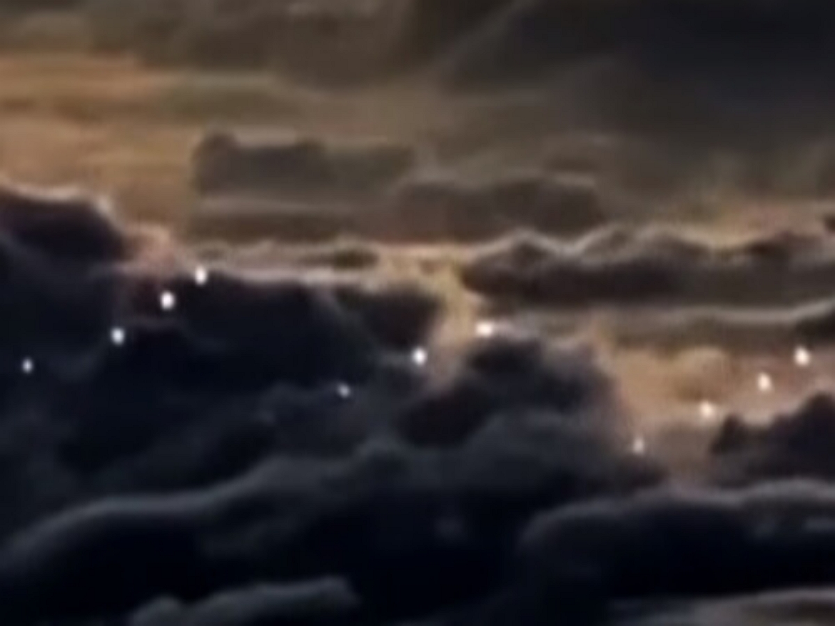 Пилот снял на видео флотилию из 12 светящихся НЛО
