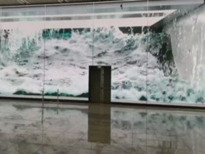 Бушующие волны на стенах китайского метро пугают посетителей