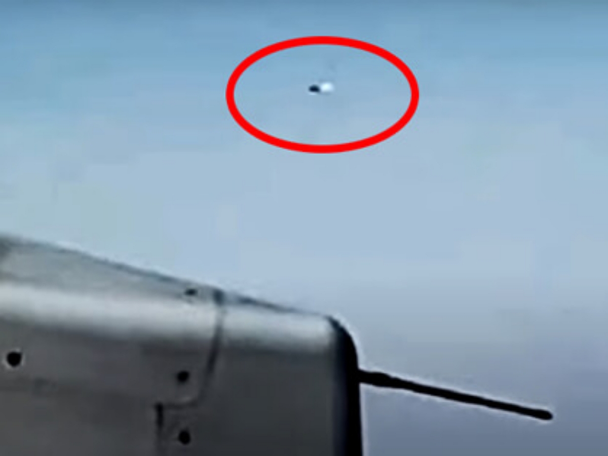 Пассажир авиалайнера снял на видео НЛО