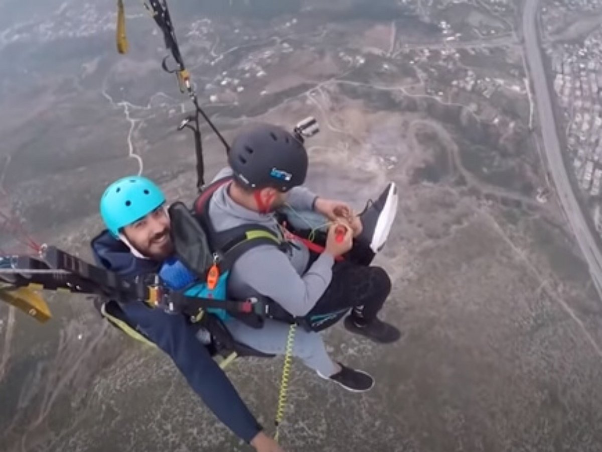 Экстремал сделал татуировку в воздухе, захватив с собой в полет татуировщика