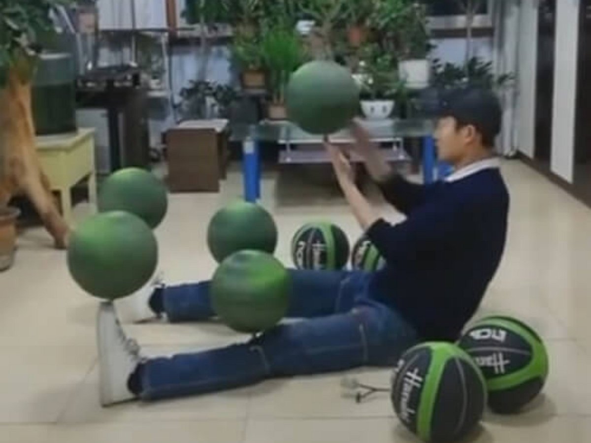 Трюкач крутит 13 баскетбольных мячей одновременно