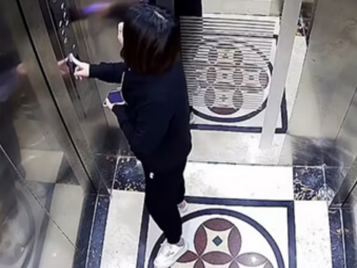 Женщина решила что застряла в лифте, стоя спиной к выходу