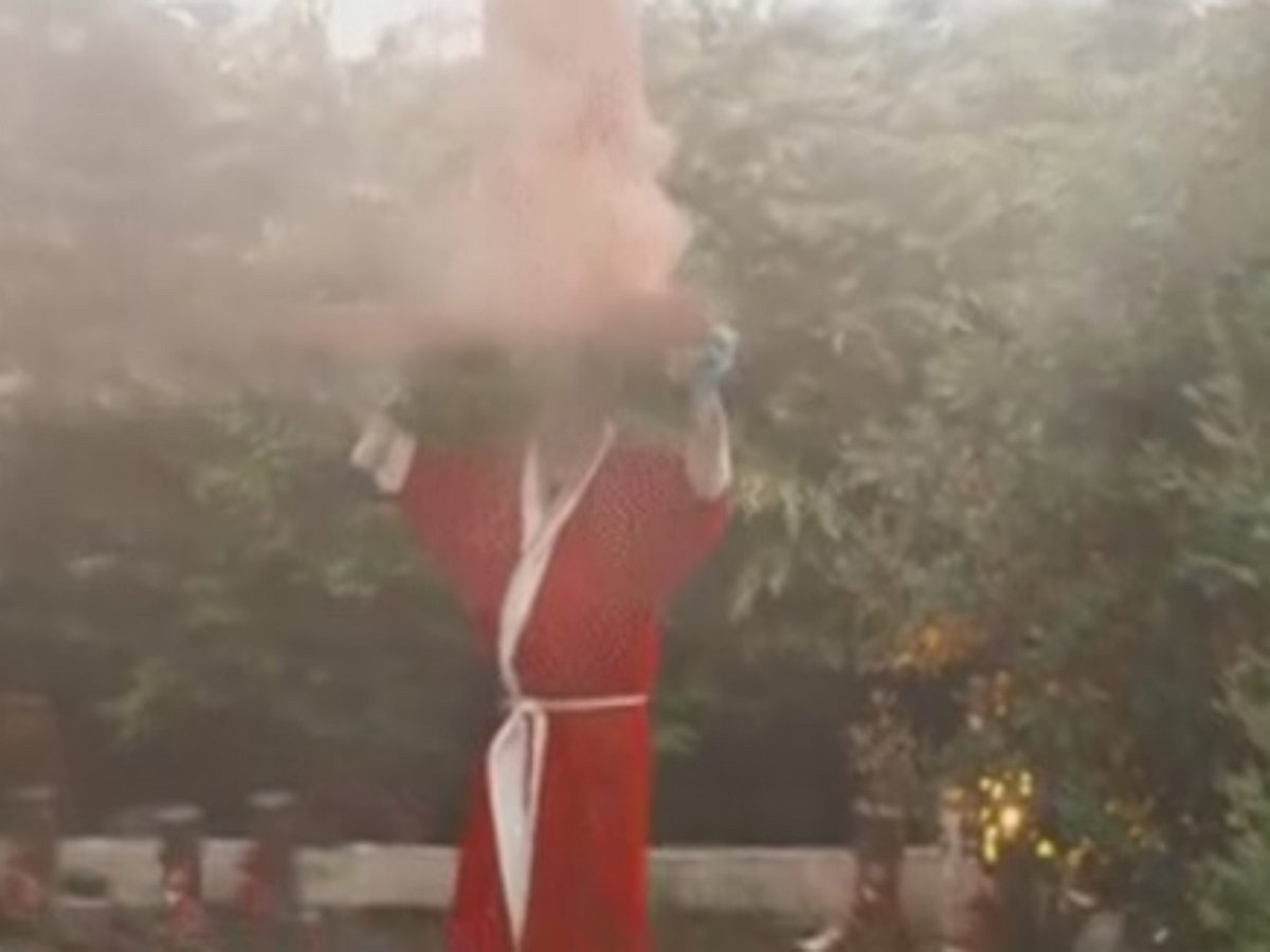 Санта Клаус держит на голове дымоход