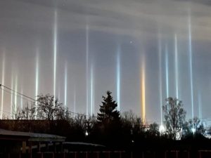 Световые столбы выросли ночью в небе Ленинградской области