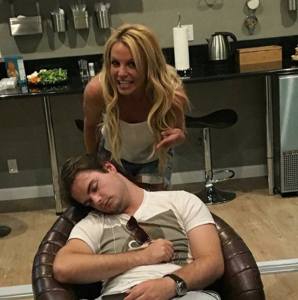 Фото знаменитостей с их фанатами, которые можно разглядывать вечно