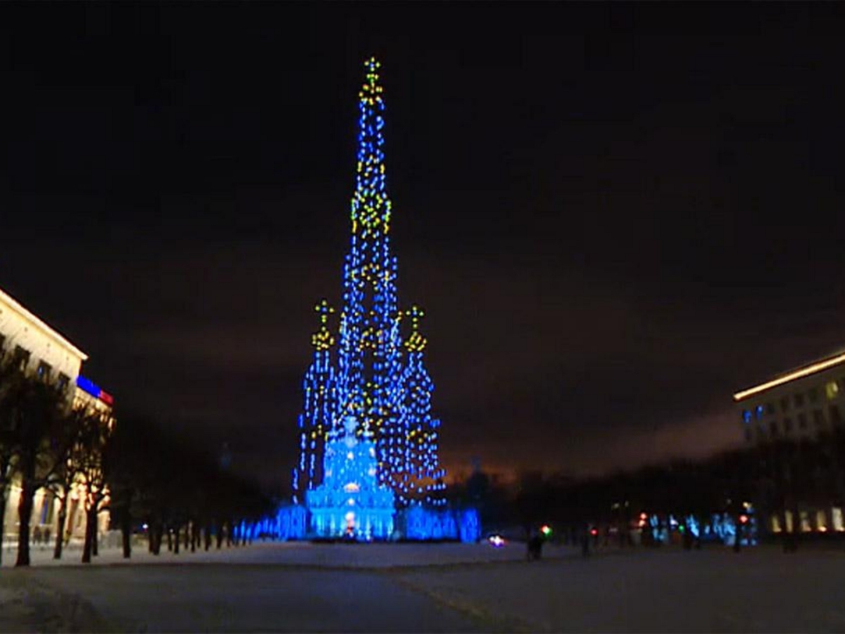 Тысяча светящихся дронов воссоздала колокольню Смольного собора в 168 метров высотой