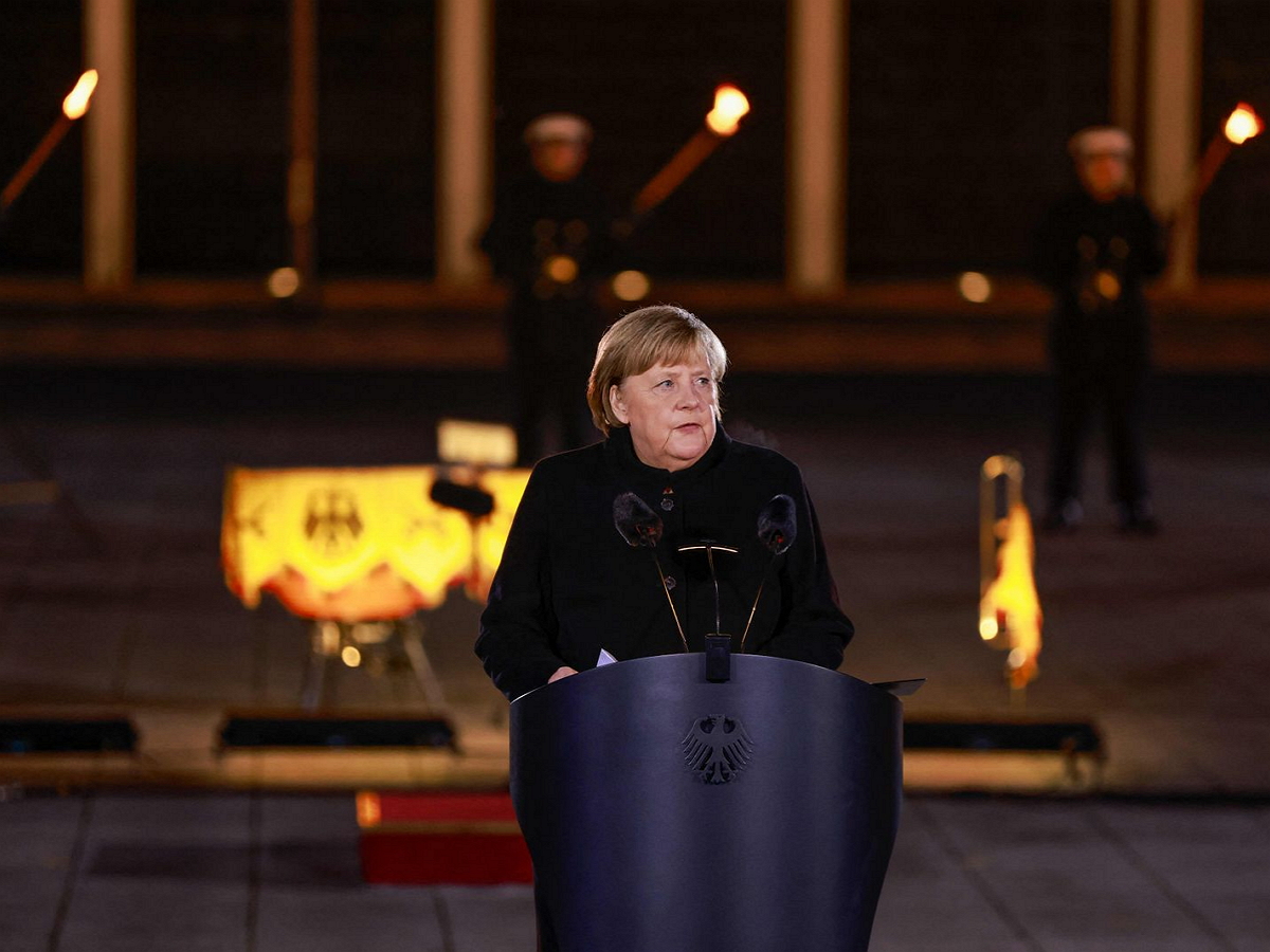 Меркель проводили с поста канцлера Германии факельным шествием под панк-рок