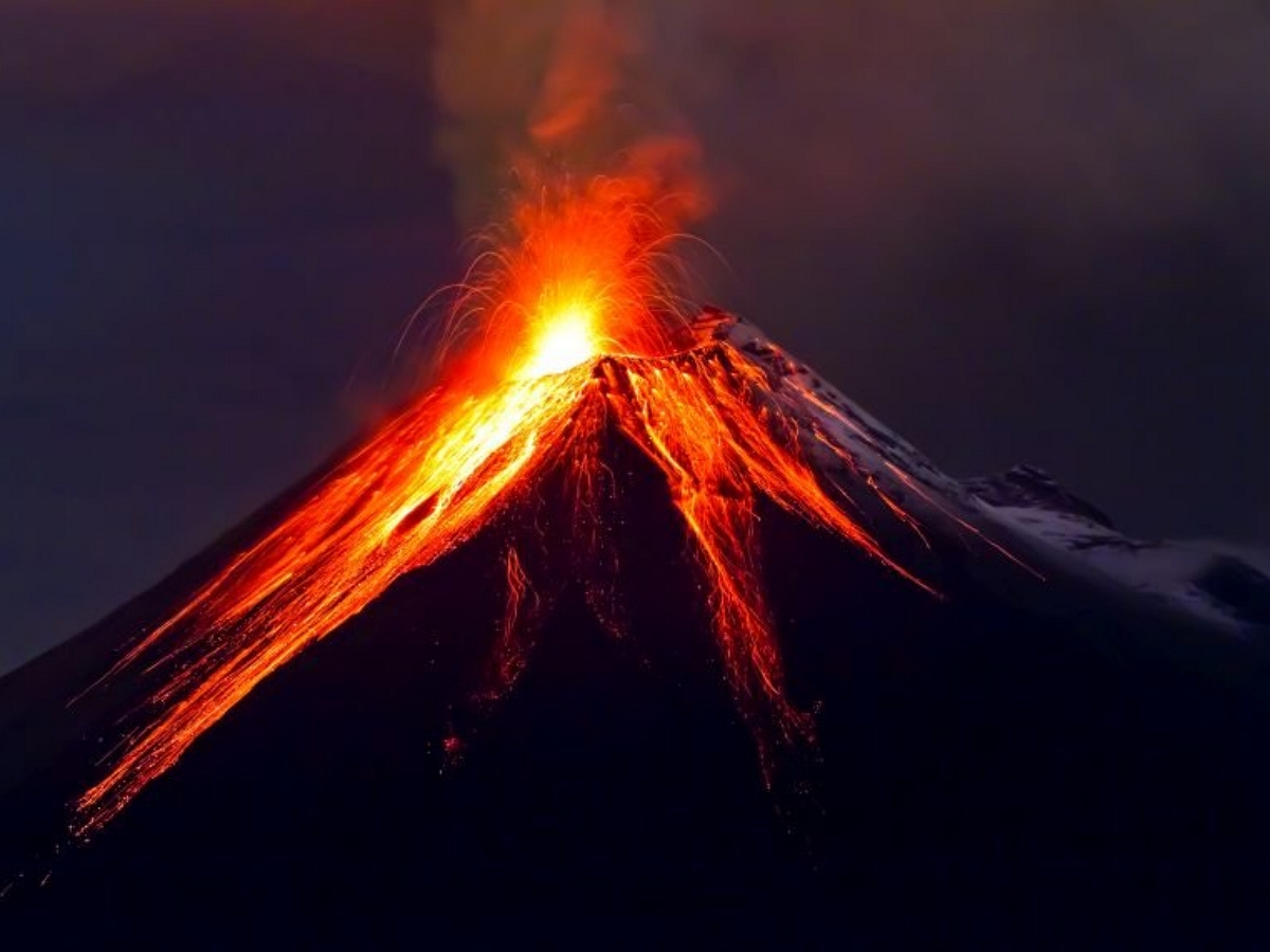 Невероятный полет экстремала в кратер вулкана и обратно попал на видео